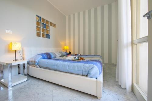 um quarto com uma cama grande e lençóis azuis em Appartamento Giulia - Alassio em Alassio