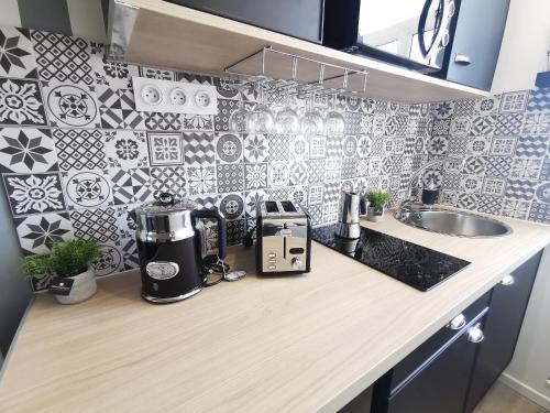 una cocina con cafetera en una encimera en Dieppe, Studio cosy front de mer en Dieppe