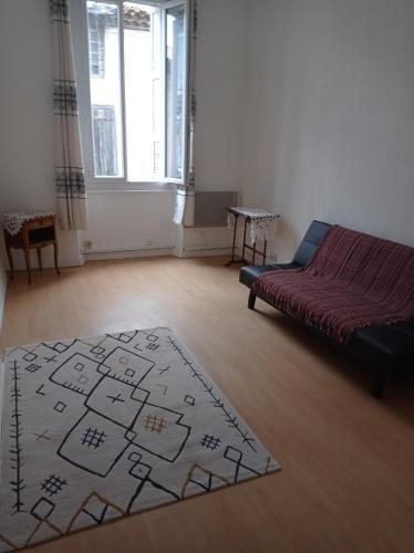 un salon avec un canapé et un tapis dans l'établissement antoinette, à Carcassonne