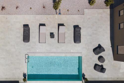 Πισίνα στο ή κοντά στο Eforasis Villas, with Heated Spa Whirlpool, by ThinkVilla