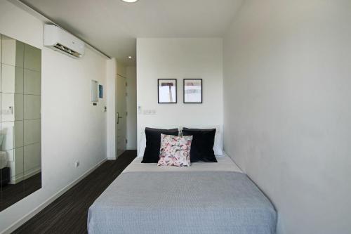 een slaapkamer met een bed met een kussen erop bij Phaedrus Living: Luxury Suite Nicosia 504 in Nicosia