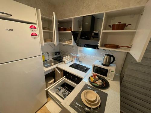 a small kitchen with a stove and a refrigerator at King Suite MS5 in Esenyurt