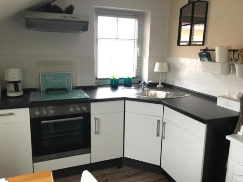 Kuchyň nebo kuchyňský kout v ubytování Fewo Lastrup, „Ostblick“ gemütlich unterm Dach