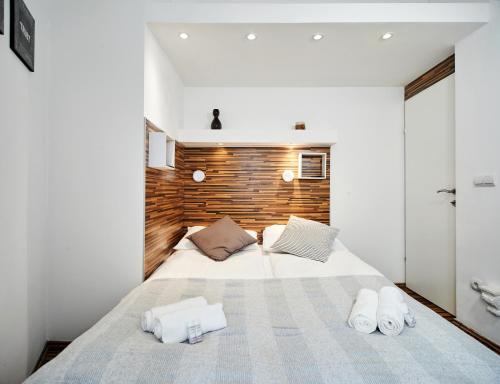 1 dormitorio con 1 cama grande y toallas. en Vicus Apartment by Irundo en Zagreb