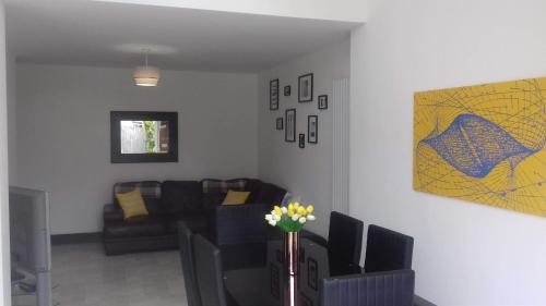 Stunning & Spacious Family Home. Midlands location tesisinde bir oturma alanı