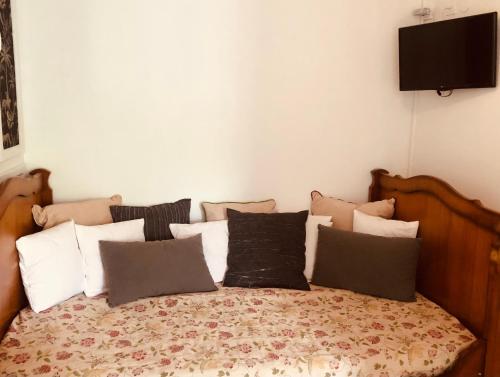 een slaapkamer met een bed met kussens erop bij Duchesse Anne in Dinan