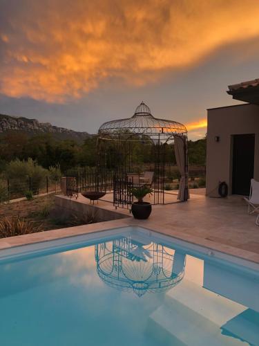 - un kiosque installé à côté de la piscine dans l'établissement Domaine Mas Terra, à Saint-Paul-de-Fenouillet