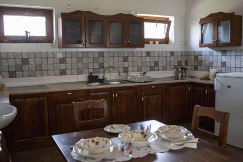 kuchnia ze stołem i naczyniami w obiekcie Kovács tanya - falusi szálláshely 