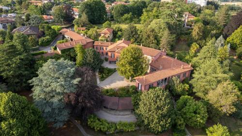 una vista aérea de una casa grande con árboles en Villa Magnolia Lago Maggiore, en Besozzo