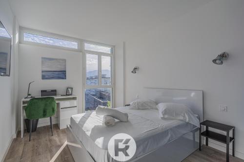 sypialnia z łóżkiem, biurkiem i oknem w obiekcie R'Apparts T2 Le Belledonne View w Grenoble