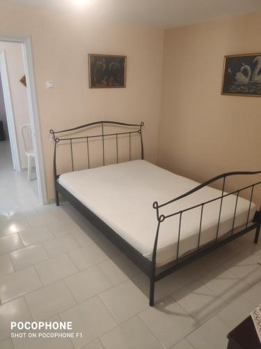 ein Schlafzimmer mit einem Bett in einem Zimmer in der Unterkunft Κεντρικό, άνετο και ζεστό διαμέρισμα in Kamena Vourla
