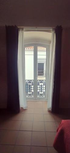 una puerta abierta con vistas a un balcón en Residência D'Atalaia, en Fronteira