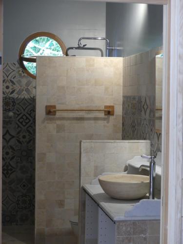 une salle de bain avec un lavabo et des toilettes dans l'établissement chic et champêtre, à Solliès-Pont