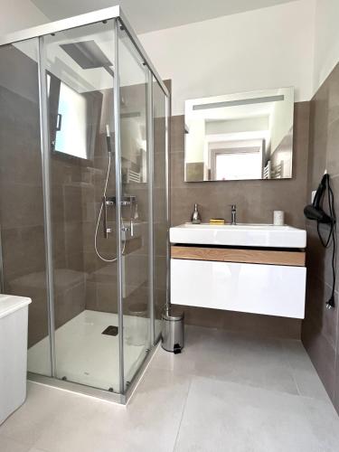 une salle de bain avec douche et lavabo dans l'établissement T3 Villas ACUM- Agosta plage - vue MER et Îles sanguinaires, à Porticcio