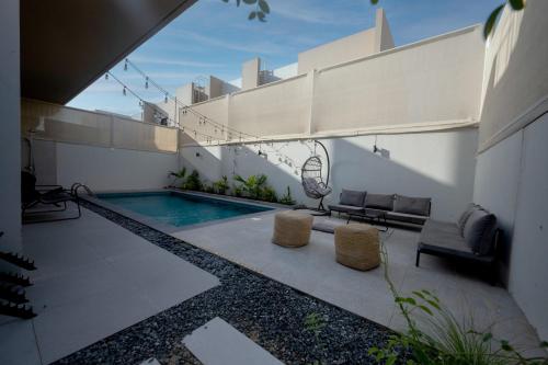 um pátio com uma piscina numa casa em Villa Number 4 em Sharjah