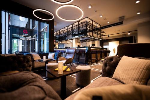 eine Lobby mit Sofas und eine Bar in einem Gebäude in der Unterkunft GINN City & Lounge Yorck Berlin !New! in Berlin