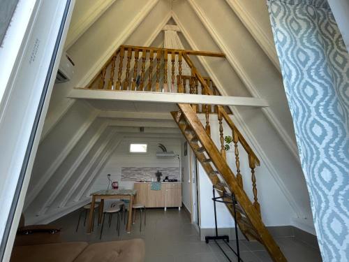 比薩的住宿－Дом Aframe Пицунда，楼梯通往带桌子的房间