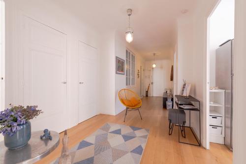 a living room with a desk and a chair at Bel appartement bourgeois au centre-ville de Biarritz in Biarritz