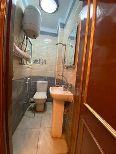 Kamar mandi di Asma Pyramids View