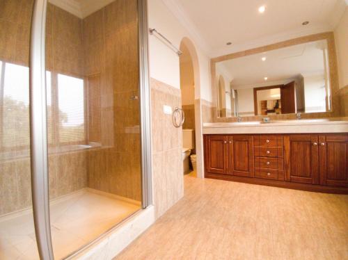 a bathroom with a shower and a large mirror at Villa Fairways Golf By Mila Prieto in Arcos de la Frontera
