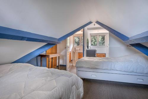 - une chambre avec 2 lits et un toit bleu dans l'établissement Villa balnéaire pour 8 - 75m de la plage, à Pornichet