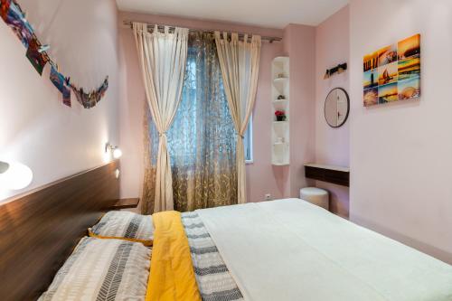 ソフィアにある~ Colorful Dream Apartment ~ 2BD in the TOP Center of Sofiaのベッドルーム(ベッド1台、窓付)