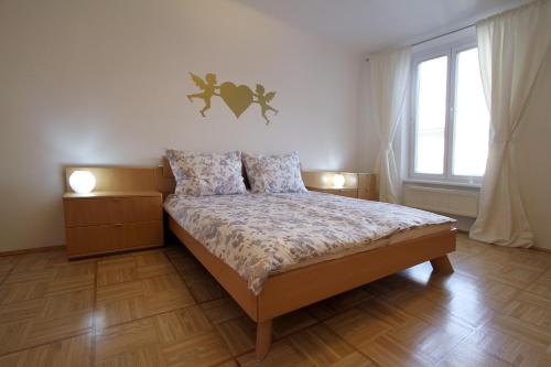 a bedroom with a bed with two lamps and a window at Top Location Vienna Marc Aurel in Vienna