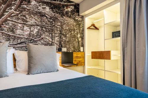 um quarto com uma cama e uma parede com um mural de árvore em Cilene del Fuego Suites & Spa em Ushuaia