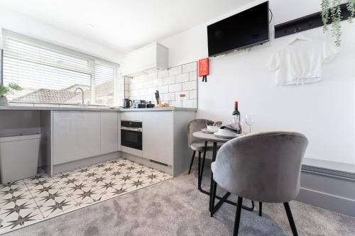 a kitchen with a table and chairs in a room at The Madison - Premium Self Check-In Studios & Apartments in Southampton