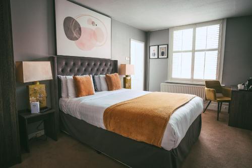 um quarto com uma cama grande e uma janela em Rose & Crown Inn em Knutsford