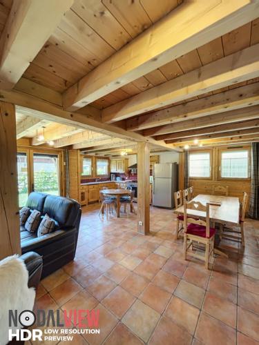 un salon avec un canapé et une table dans l'établissement Chalet Du Pont D Arbon, à Megève