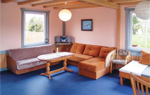 ein Wohnzimmer mit Sofa und Tisch in der Unterkunft Beautiful Home In Ustronie Morskie in Ustronie Morskie