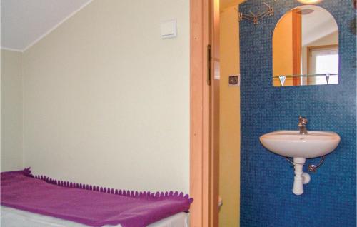 Kupatilo u objektu Gorgeous Home In Ustronie Morskie With Kitchen