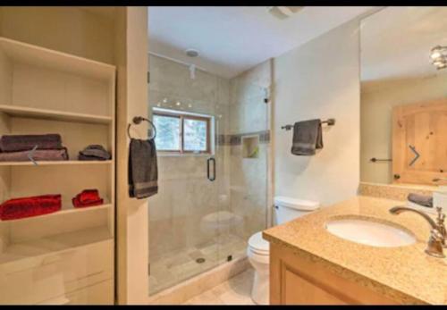 y baño con ducha, lavabo y aseo. en 4 Bedroom Cabin in Summit Park, close to Park City, en Park City
