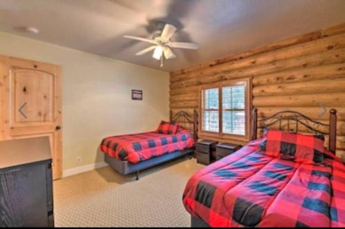 een slaapkamer met twee bedden en een plafondventilator bij 4 Bedroom Cabin in Summit Park, close to Park City in Park City