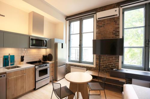 A kitchen or kitchenette at Le 31 McMahon