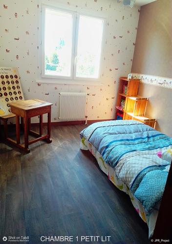 une chambre avec un lit, un bureau et une table dans l'établissement LA BOUVIERE, à Aulnat