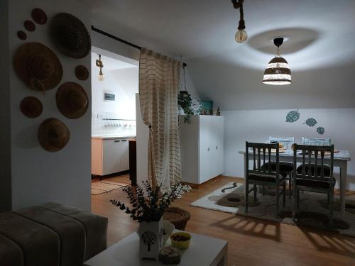 Una sala de estar con una mesa y un comedor. en Apartman Vrganj, en Savinac