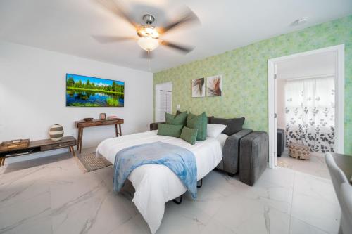 1 dormitorio con 1 cama y ventilador de techo en Tropical Marlins House, en Miami