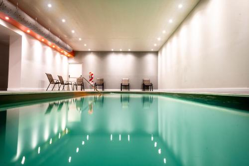 A piscina localizada em Cilene del Fuego Suites & Spa ou nos arredores