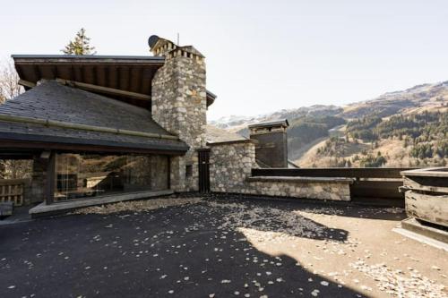 a stone house with a view of a mountain at Les GRANDS SORBIERS à Méribel - Charmant studio situé à 2 pas des pistes & du centre de Méribel in Les Allues