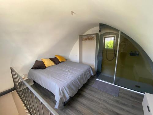 B&b Principe18 في نوتشي: غرفة نوم مع سرير وممشى في الدش