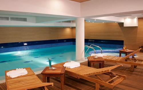 Bazén v ubytování The Lodge Hotel nebo v jeho okolí