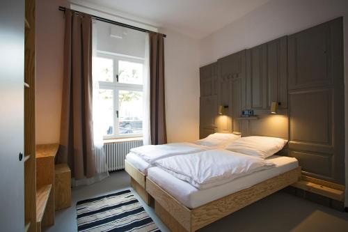 um quarto com uma cama grande e uma janela em Schillinger-Berlin - dance, sleep, repeat! em Berlim