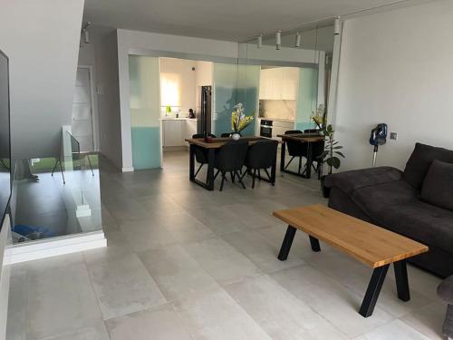 Posezení v ubytování Casa Adosada de lujo con piscina y vistas al mar