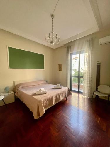 een slaapkamer met een groot bed en een kroonluchter bij A Casa di Mau in Palermo
