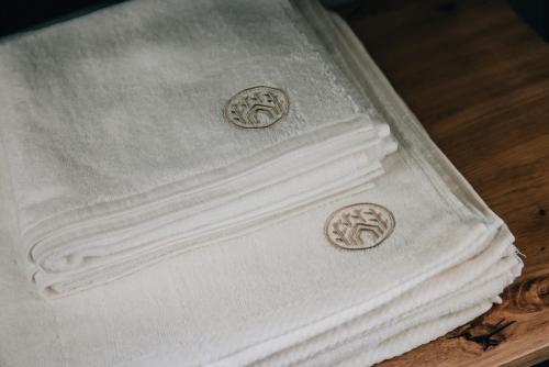 stos białych ręczników na stole w obiekcie Projekt Cuberniok w Bielsku Białej