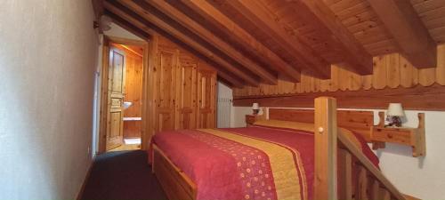 - une chambre avec un lit dans une cabine dans l'établissement Appartamento Tzendelabo, à Gaby