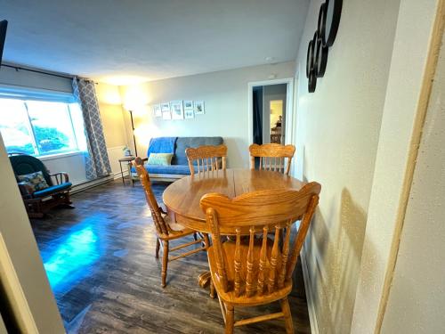 - une salle à manger avec une table et des chaises en bois dans l'établissement Burrel Avenue Apartments, à Cooperstown