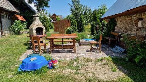 un patio trasero con una mesa de picnic y una parrilla en Apartmány Matilda, en Pribylina